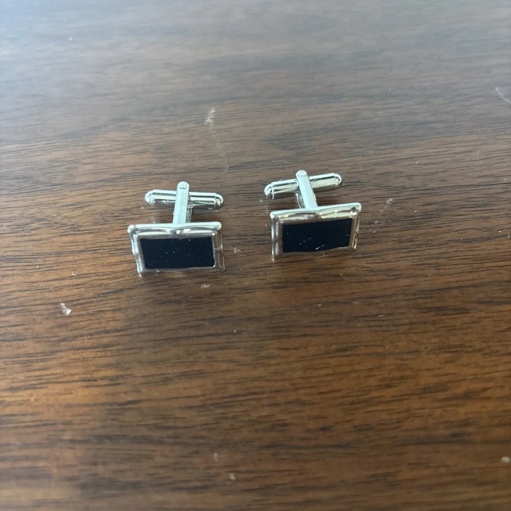 Three Sets Of Cufflinks Cold And Silver Colored‎